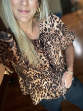 Load image into Gallery viewer, Bubble Short Sleeve Leopard Top
