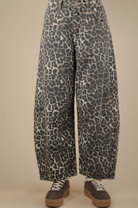 Leopard Printed Barrel Jeans